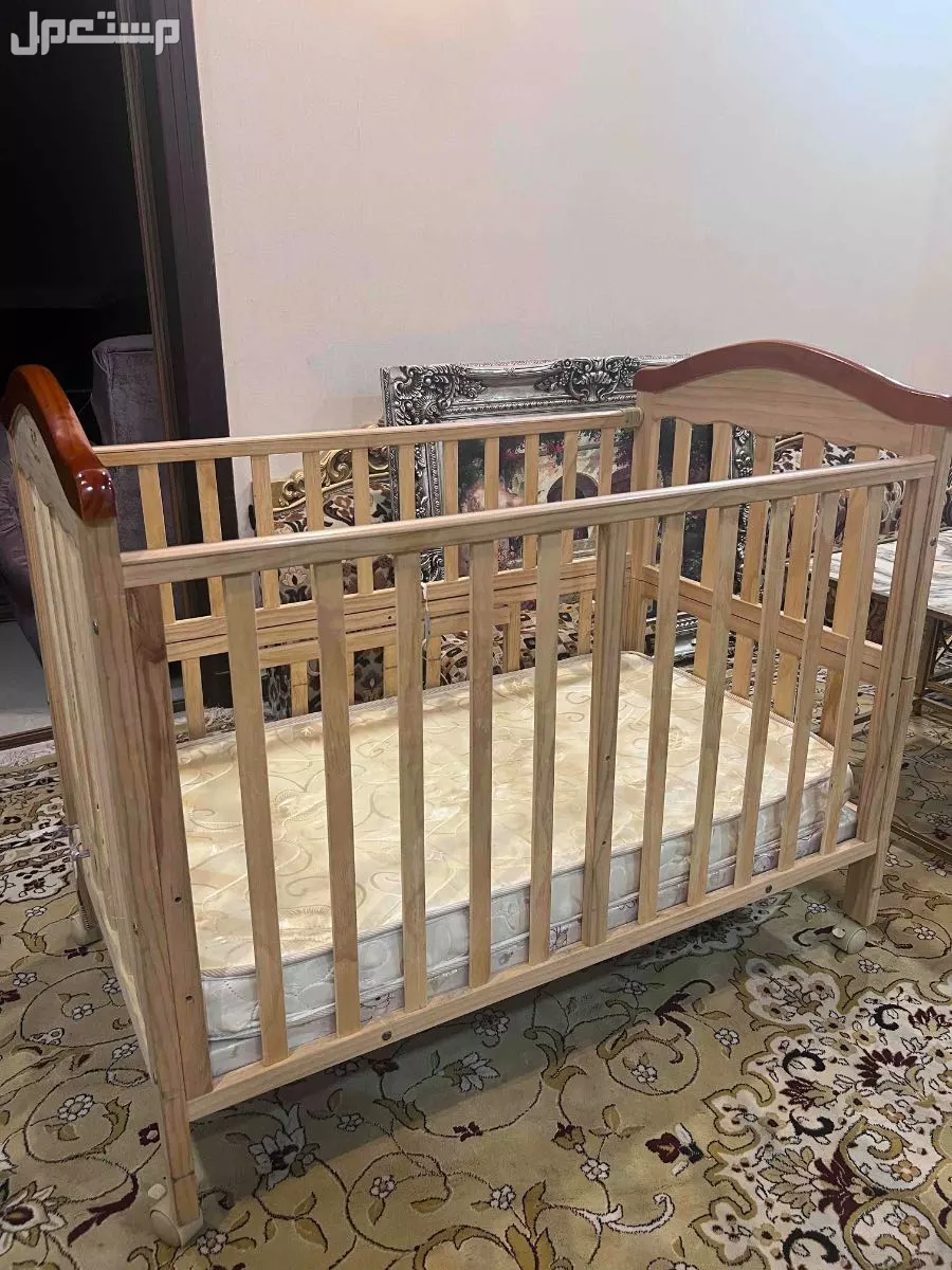 سرير اطفال للبيع و نظيف ومعه مرتبة
