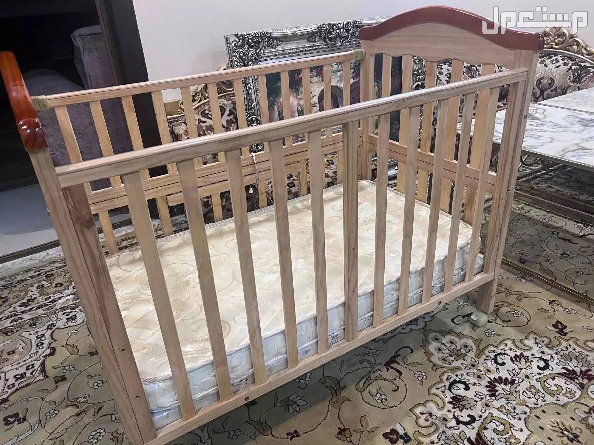 سرير اطفال للبيع و نظيف ومعه مرتبة