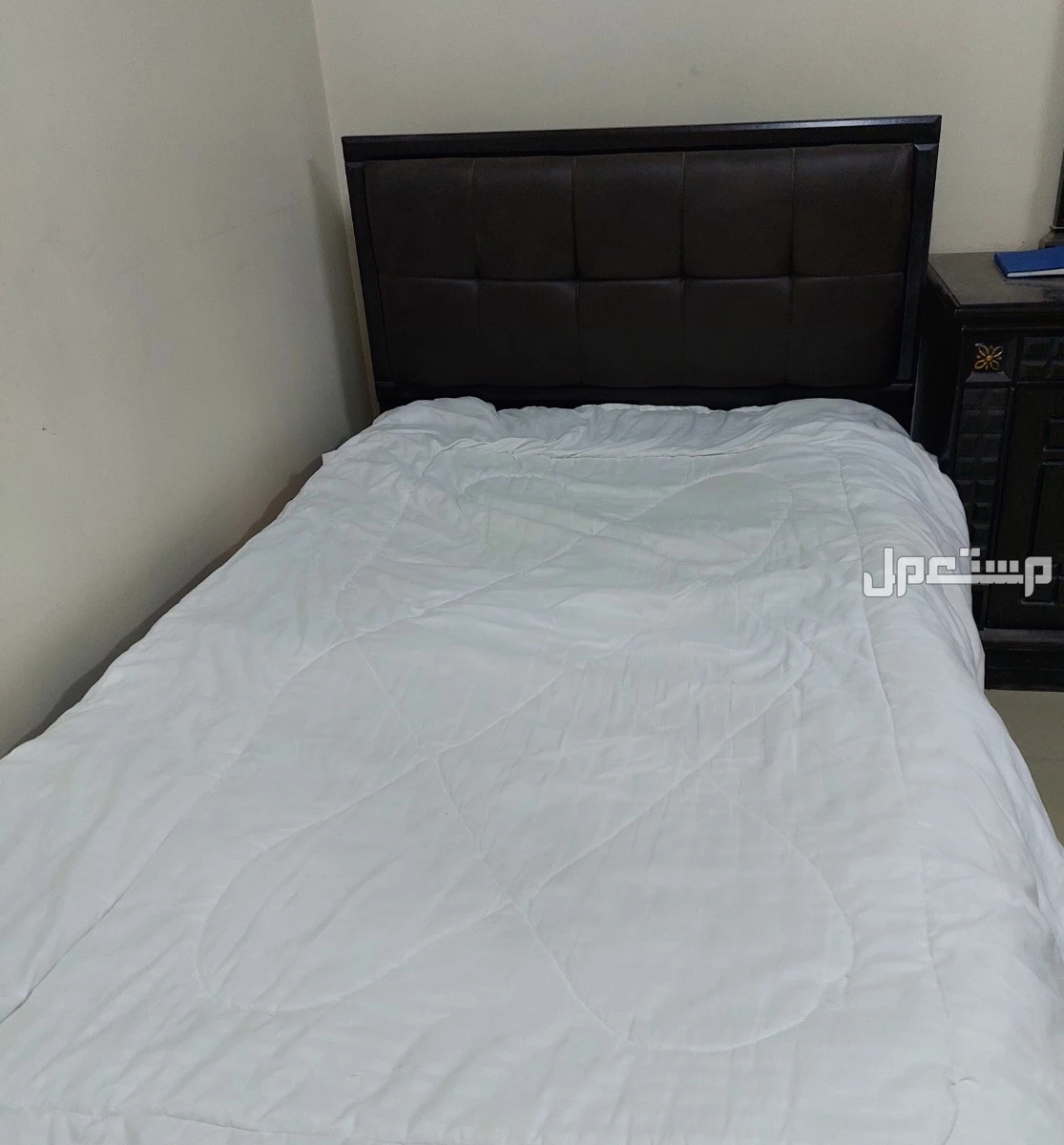 غرفة شباب  مع فرشة فخمة مع كنب داخلة سرير و ركلاينر      في الرياض بسعر 800 ريال سعودي