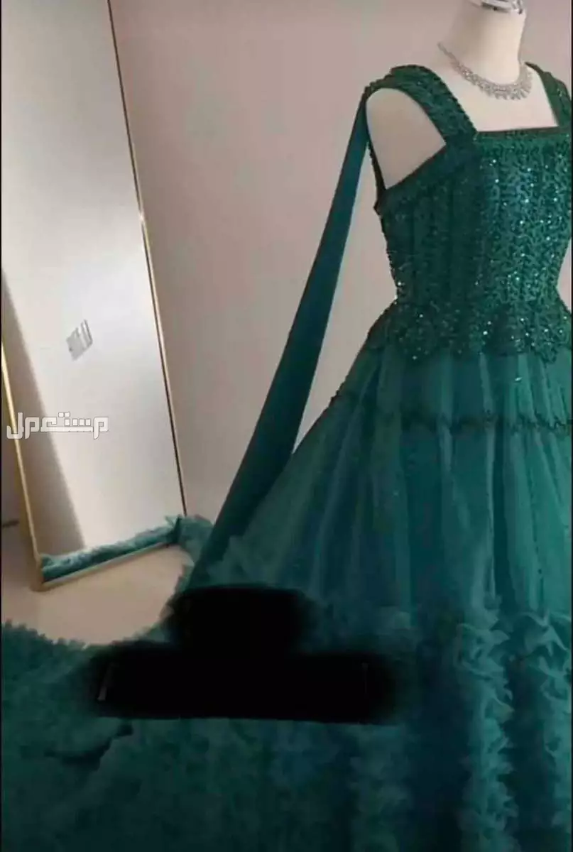 فستان زواج ملكه اخضر ملكي فخم للمصممة ساره العتيبي في الرياض بسعر 1100 ريال سعودي