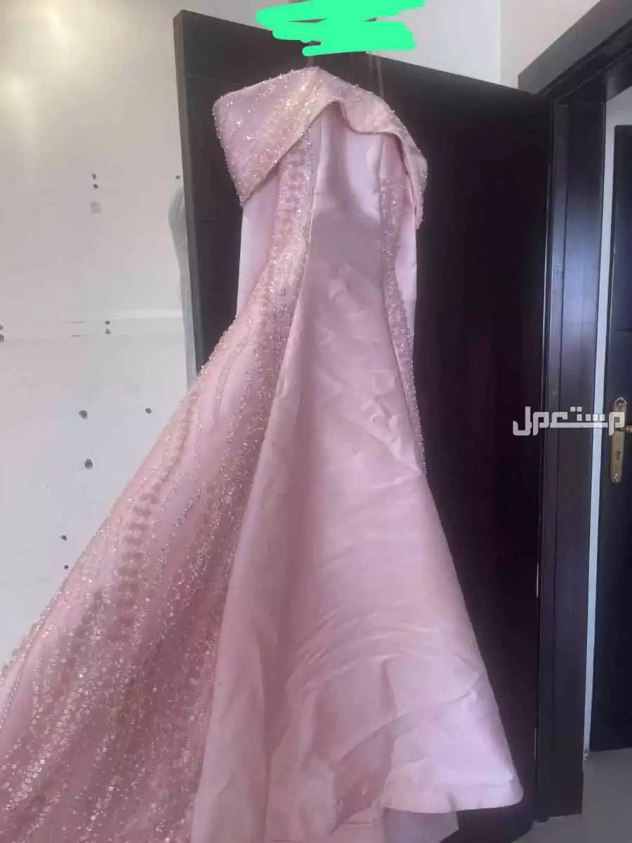 الرياض حي عرقة   فستان سهره  استخدام 4 ساعات   شك بسيط مع ذيل