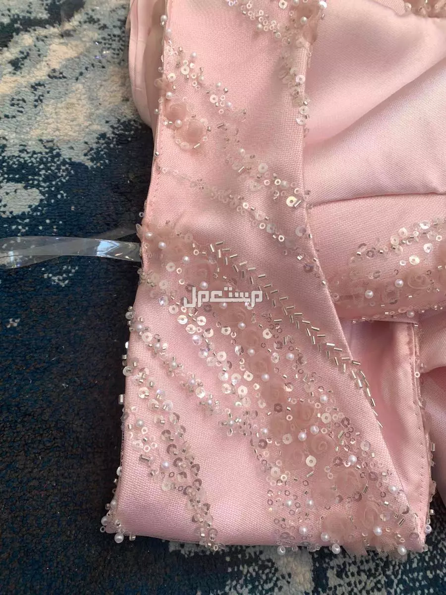 الرياض حي عرقة   فستان سهره  استخدام 4 ساعات   شك بسيط مع ذيل