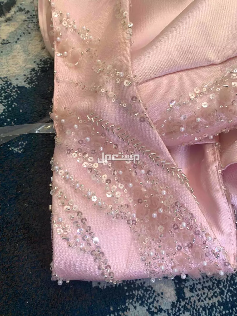 الرياض حي عرقة   فستان سهره  استخدام 4 ساعات   شك بسيط مع ذيل
