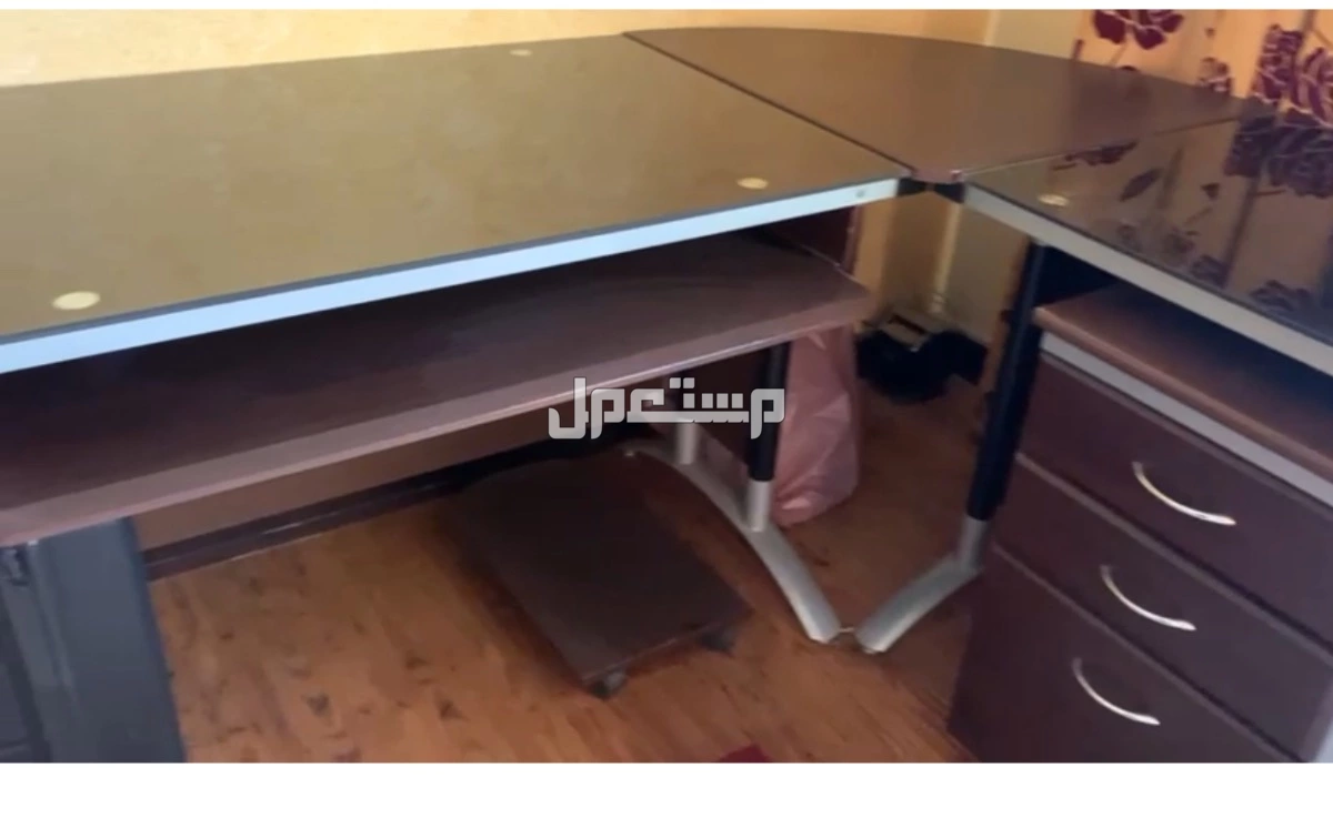 للبيع مكتب خشبي زاوية  في الدمام بسعر 1300 ريال سعودي
