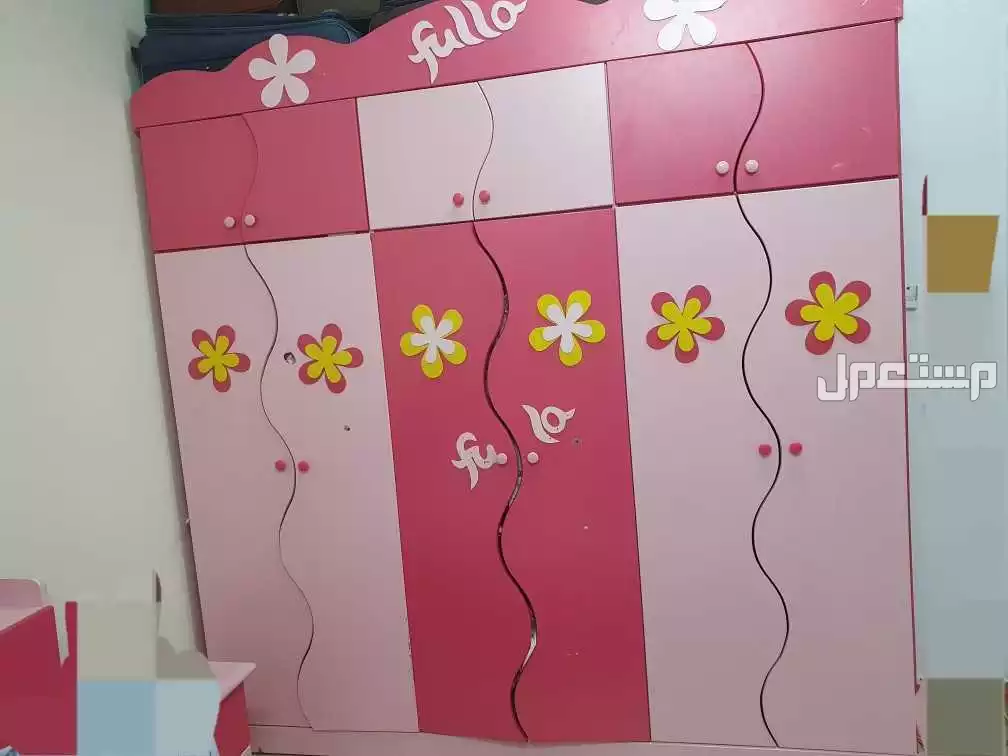 للبيع غرفة نوم بنات كانلة سريرين و خزانة مع درج مع مراية و ديكور مستعمل