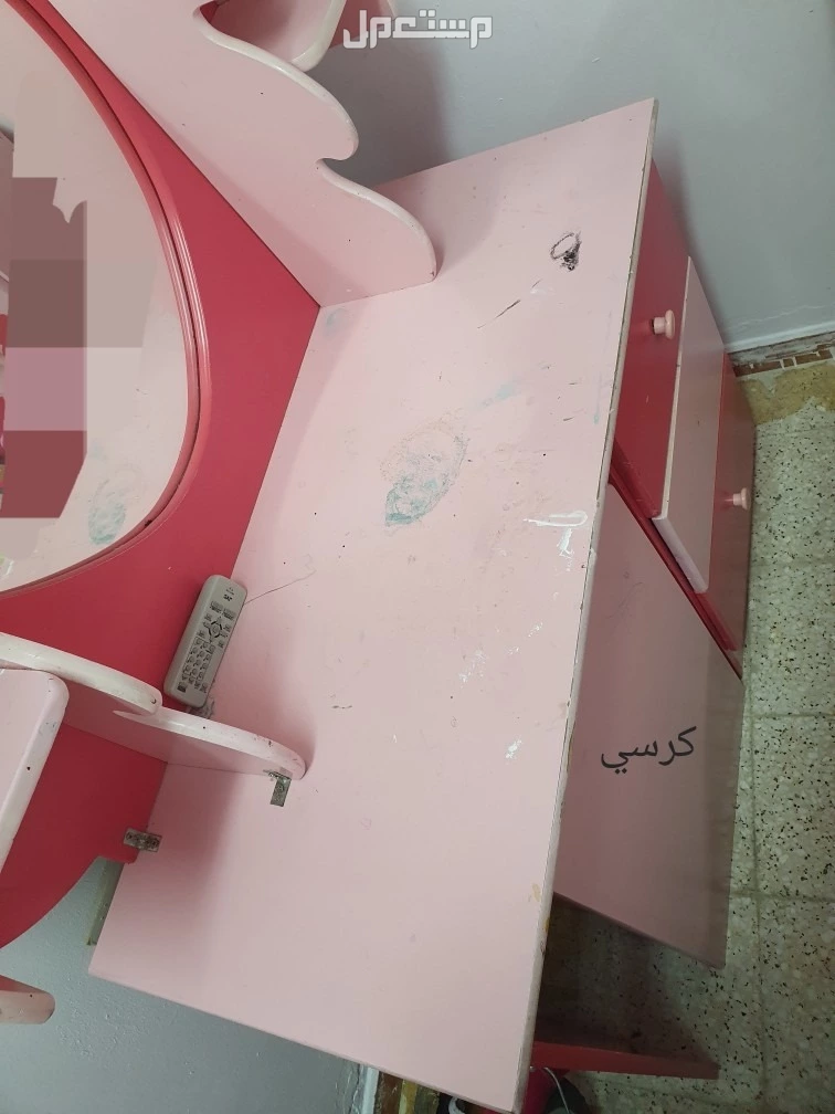 للبيع غرفة نوم بنات كانلة سريرين و خزانة مع درج مع مراية و ديكور مستعمل
