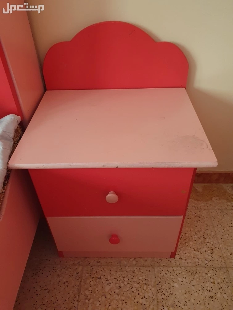للبيع غرفة نوم بنات كانلة سريرين و خزانة مع درج مع مراية و ديكور مستعمل