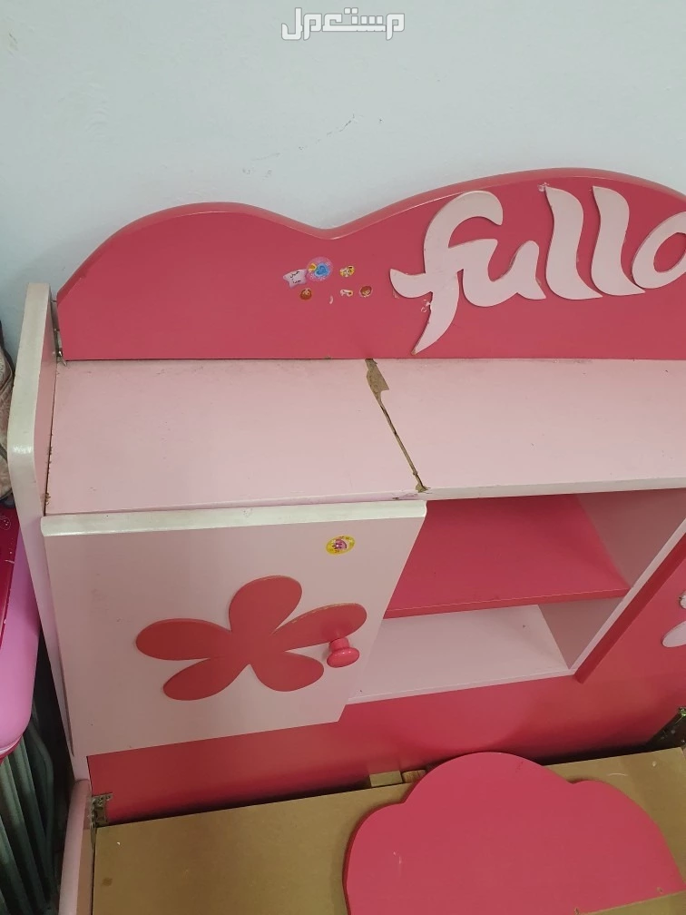 للبيع غرفة نوم بنات كانلة سريرين و خزانة مع درج مع مراية و ديكور مستعمل
