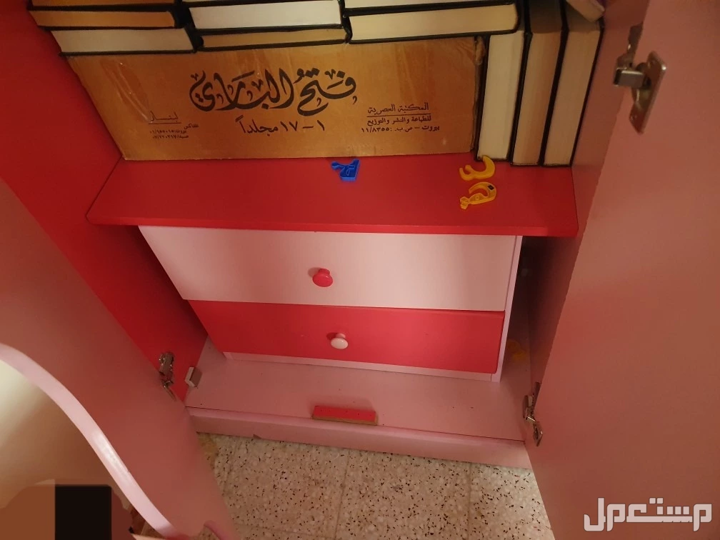 للبيع غرفة نوم بنات كانلة سريرين و خزانة مع درج مع مراية و ديكور مستعمل