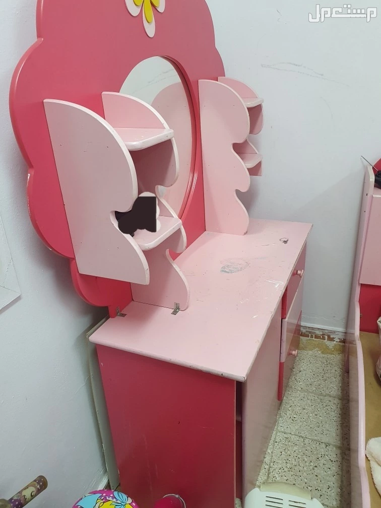 للبيع غرفة نوم بنات كانلة سريرين و خزانة مع درج مع مراية و ديكور مستعمل
