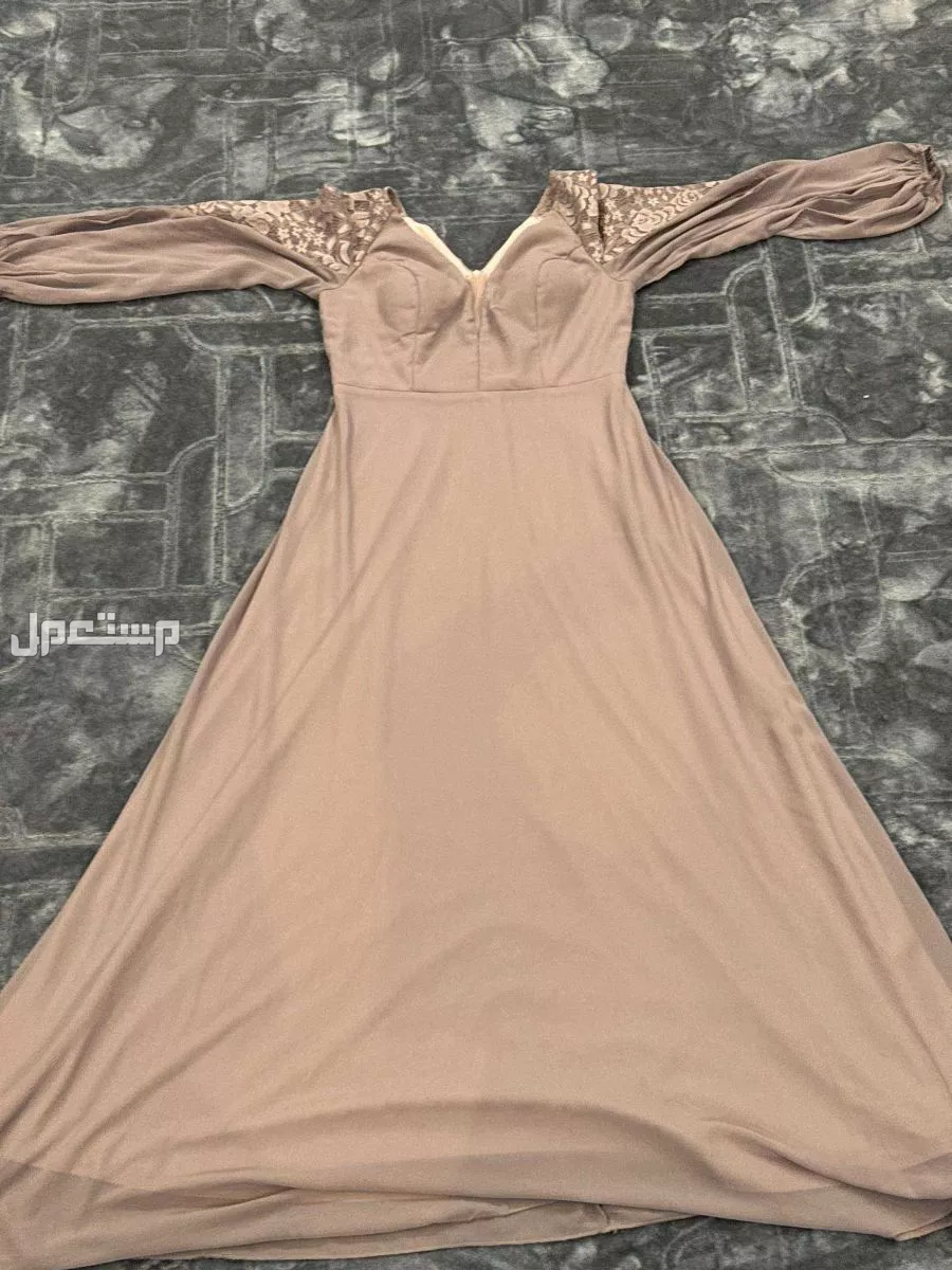عدد 4 فساتين مستعملة للبيع لأعلى سوم سعر 1