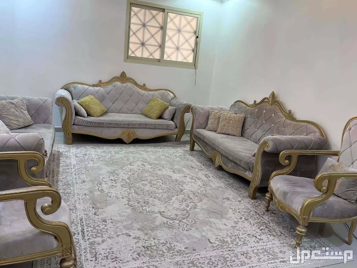 للبيع كنب خالي من الكسور والتلف مناسب للصالات والمجالس كنب خالي من العيوب والتلف للبيع