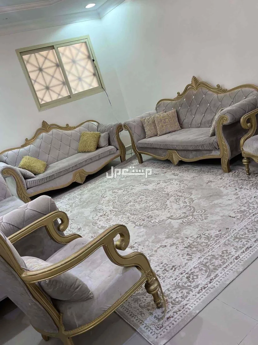 للبيع كنب خالي من الكسور والتلف مناسب للصالات والمجالس