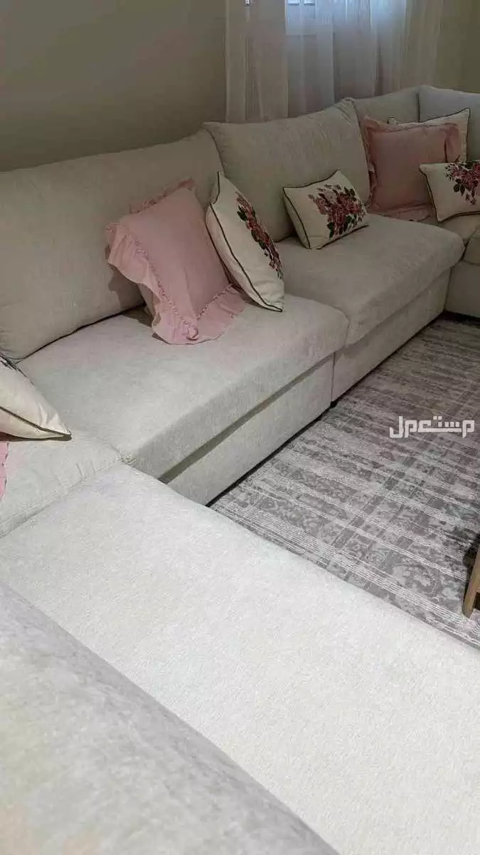 كنب بحالة جيدة ما كمل سنة معي في الرياض بسعر 800 ريال سعودي