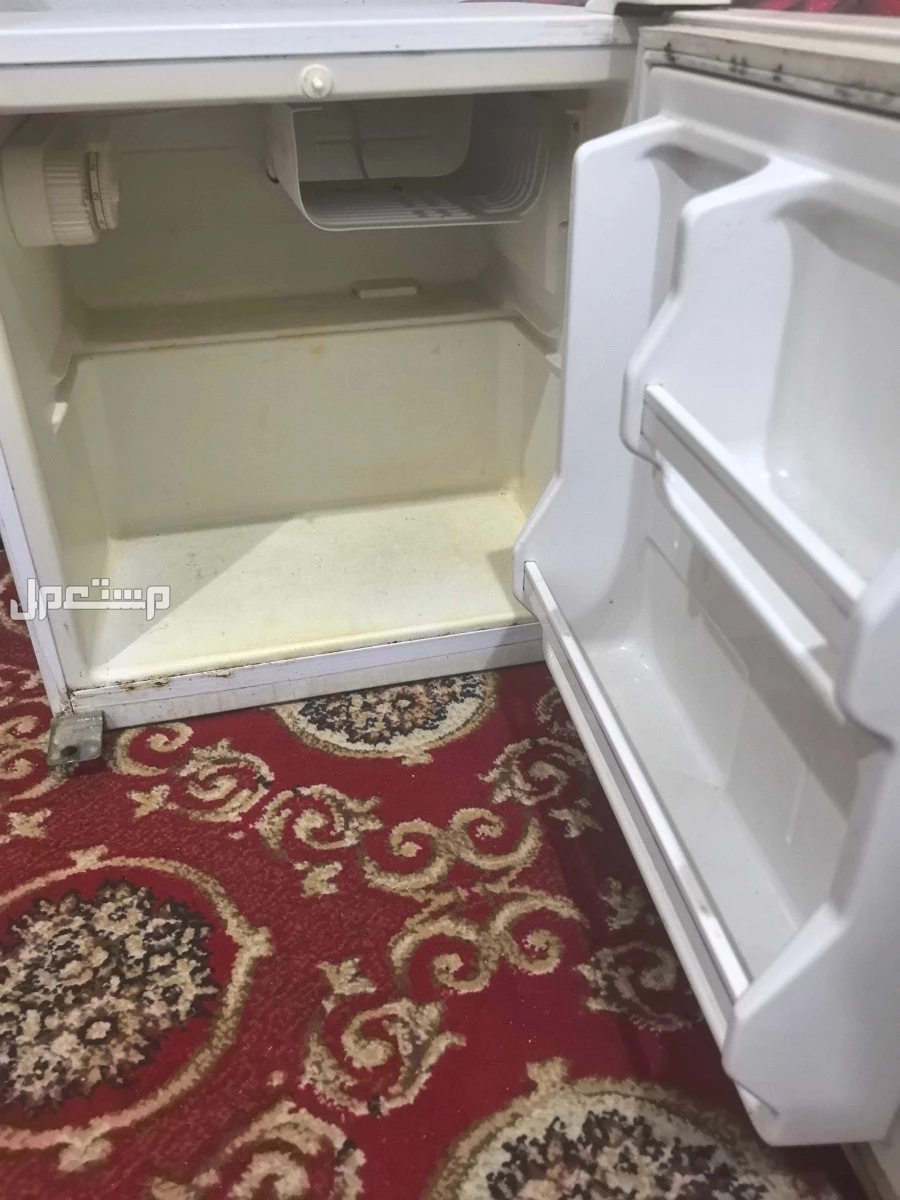 ثلاجه صغيره كما هو موضح في الصور