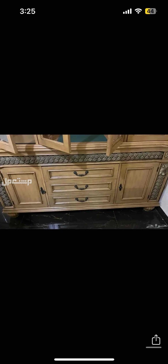 طاولة وكراسي وبوفيه ودولاب تسليم فوري