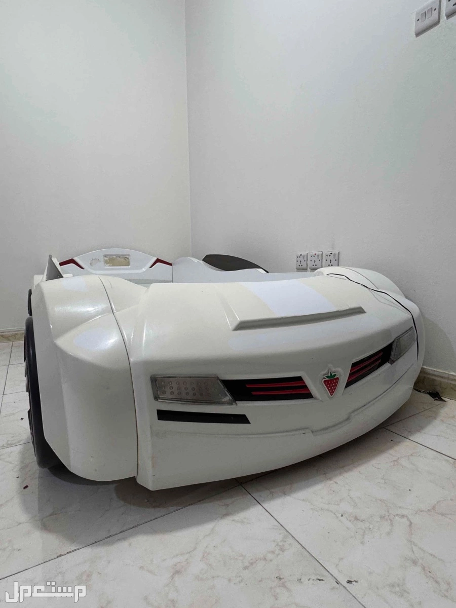 سرير ع شكل سيارة للبيع  في الرياض
