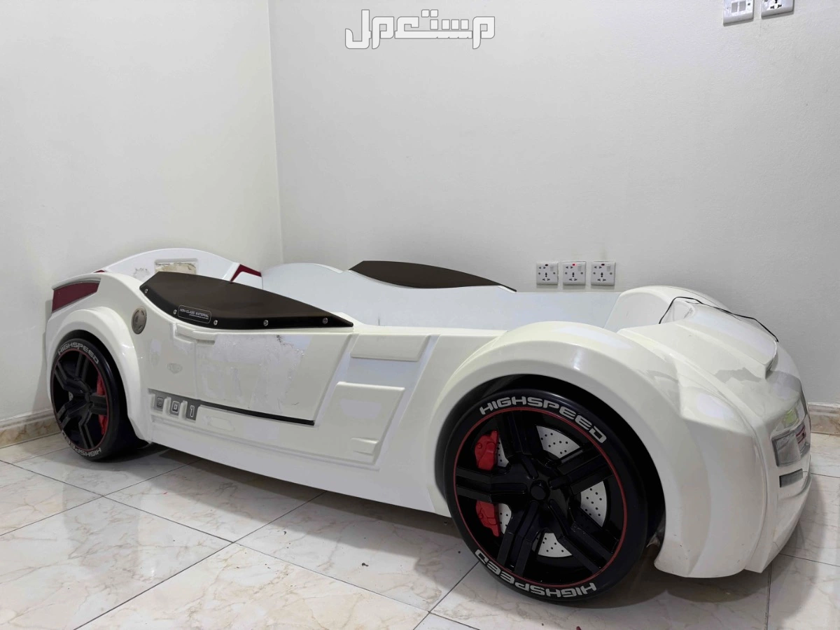 سرير ع شكل سيارة للبيع  في الرياض