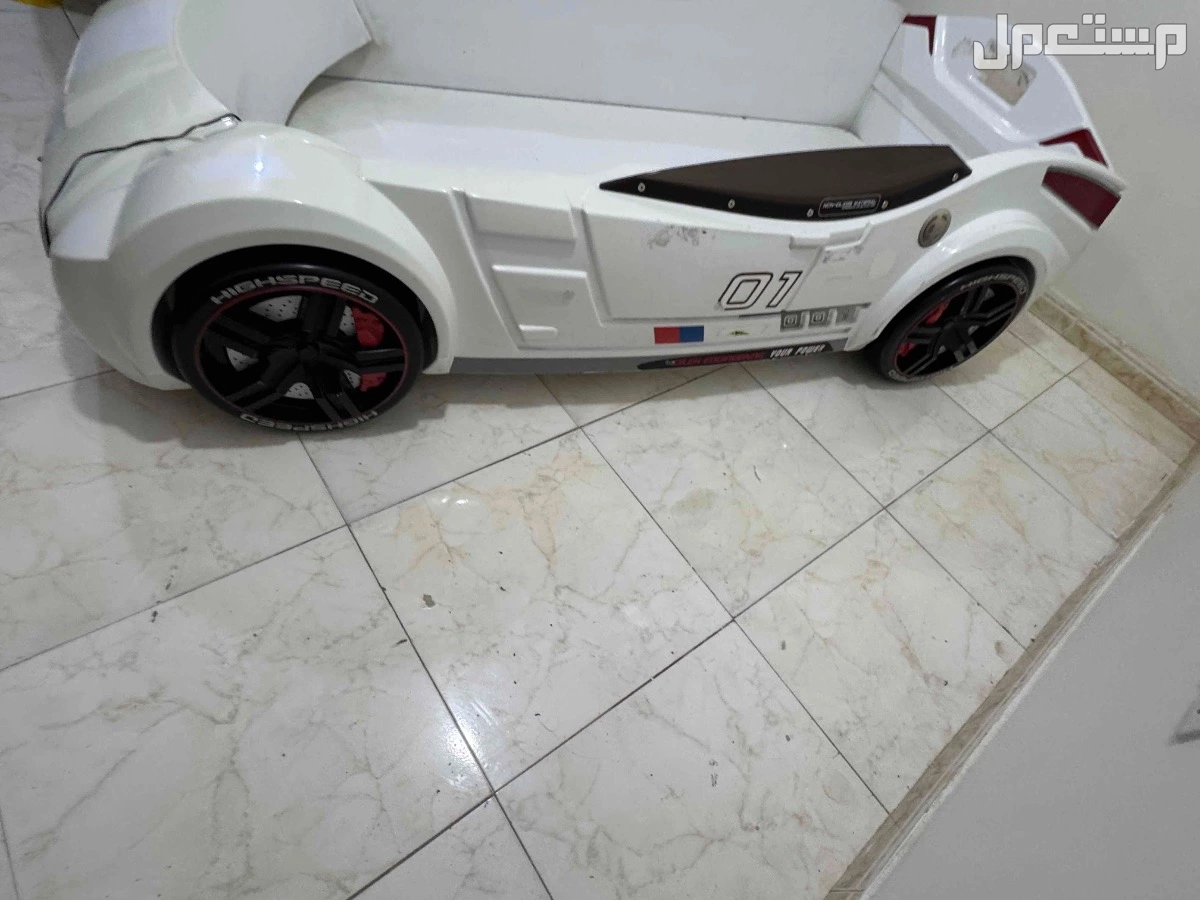 سرير ع شكل سيارة للبيع  في الرياض