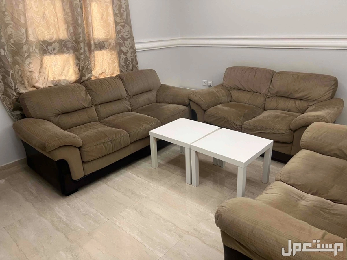 اثاث للبيع كنب + طاولة طعام + تلفزيون مع طاوله + ستارة