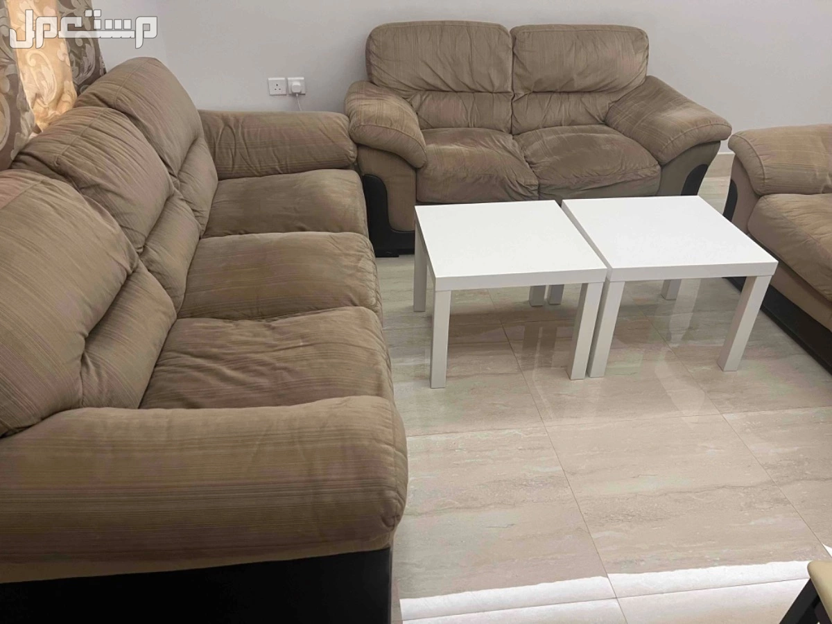اثاث للبيع كنب + طاولة طعام + تلفزيون مع طاوله + ستارة