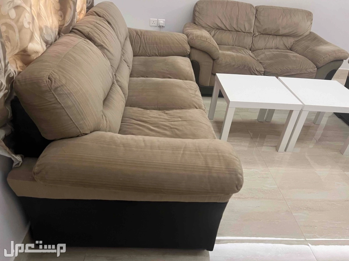 اثاث للبيع كنب + طاولة طعام + تلفزيون مع طاوله + ستارة
