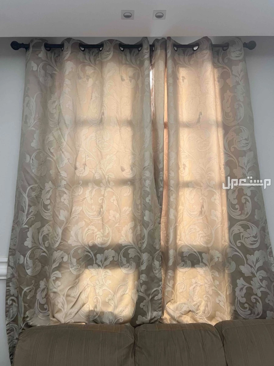 اثاث للبيع كنب + طاولة طعام + تلفزيون مع طاوله + ستارة