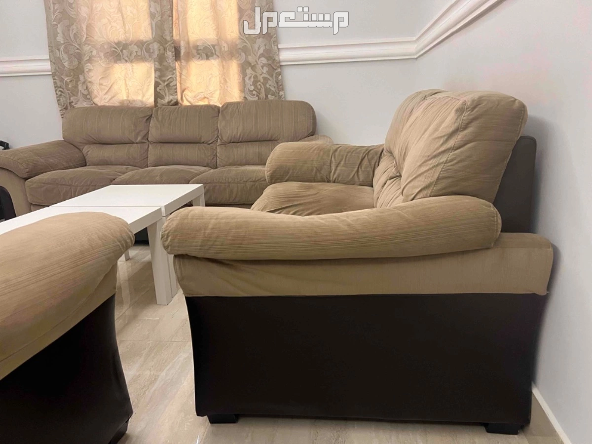 اثاث للبيع كنب + طاولة طعام + تلفزيون مع طاوله + ستارة