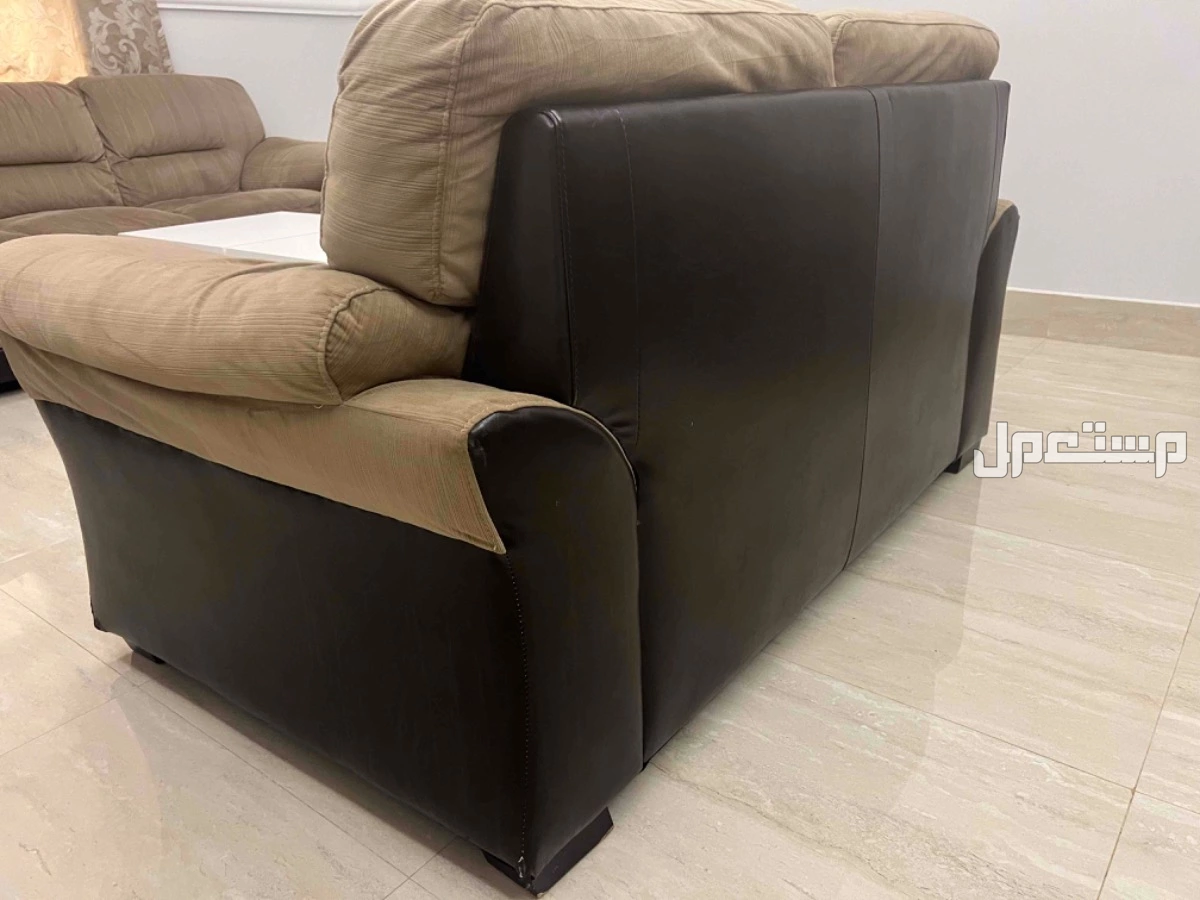 اثاث للبيع كنب + طاولة طعام + تلفزيون مع طاوله + ستارة