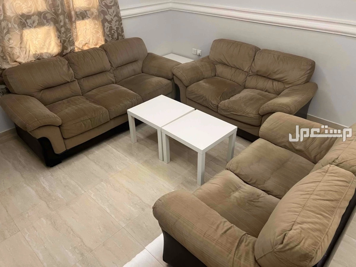 اثاث للبيع كنب + طاولة طعام + تلفزيون مع طاوله + ستارة