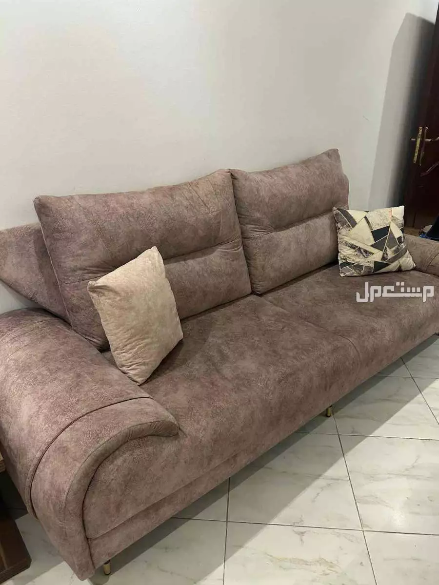 للبيع كنب نظيف ومستعل ب1500﷼ قابل للتفاوض