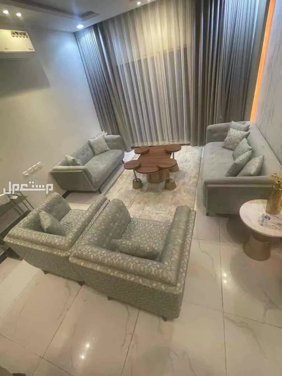 كنب للبيع نظيف ماله سنه تم تفصيله ولا يوجد اي ملاحظات