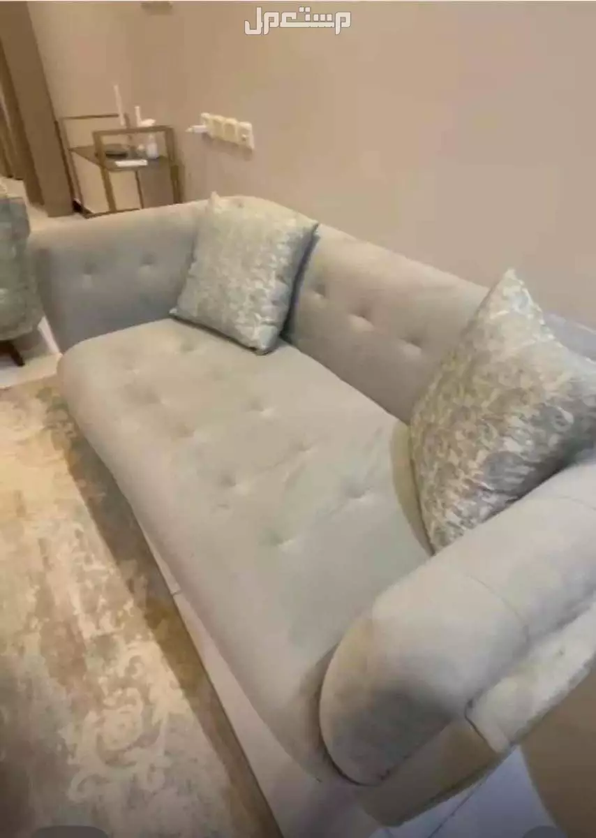 كنب للبيع نظيف ماله سنه تم تفصيله ولا يوجد اي ملاحظات