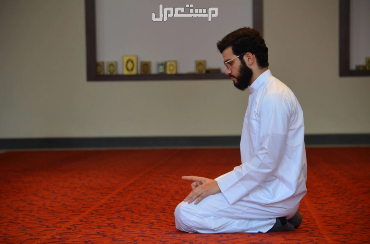 أفضل الأعمال في العشر من ذي الحجة لغير الحاج 2025 - 1446 رجل مسلم يصلي بالمسجد