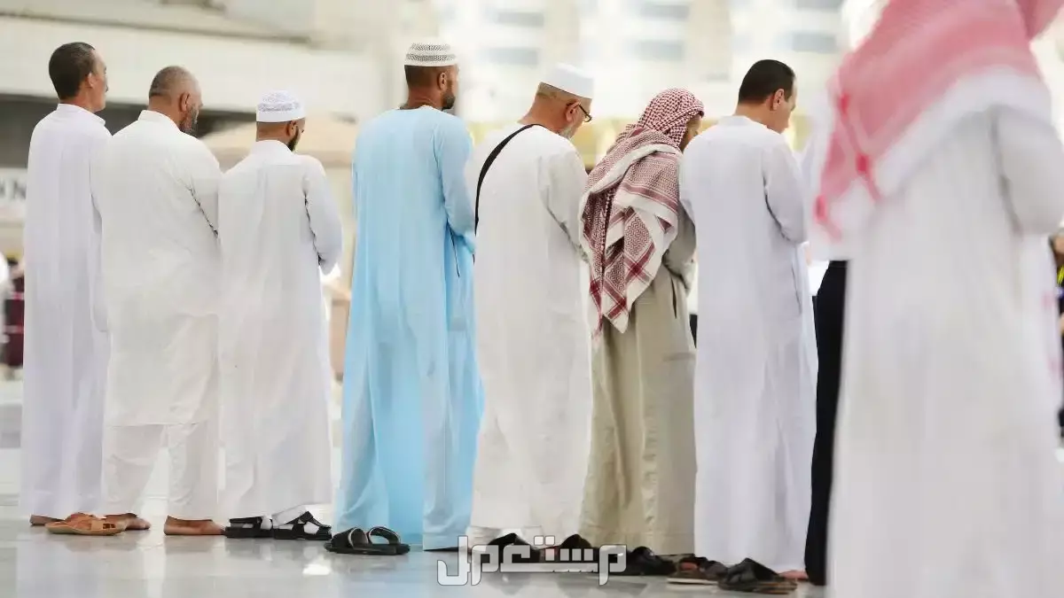 أفضل الأعمال في العشر من ذي الحجة لغير الحاج 2025 - 1446 مسلمون يصلون جماعة