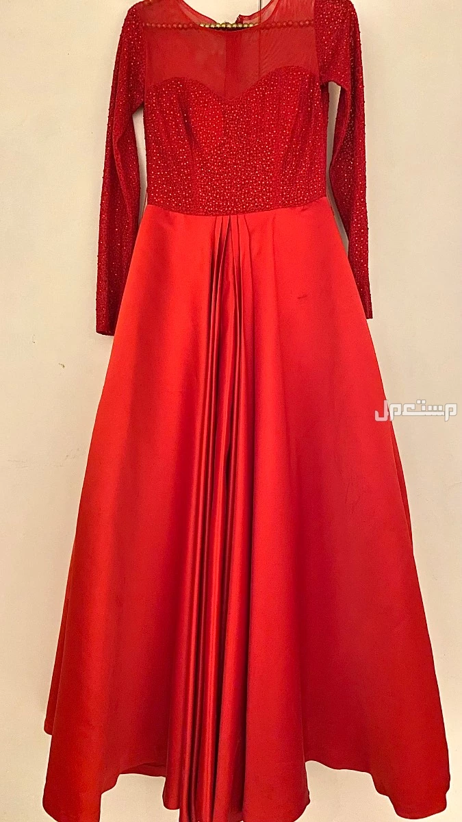 فستان أحمر مرصع بالكريستال… فخم وذرب✨
