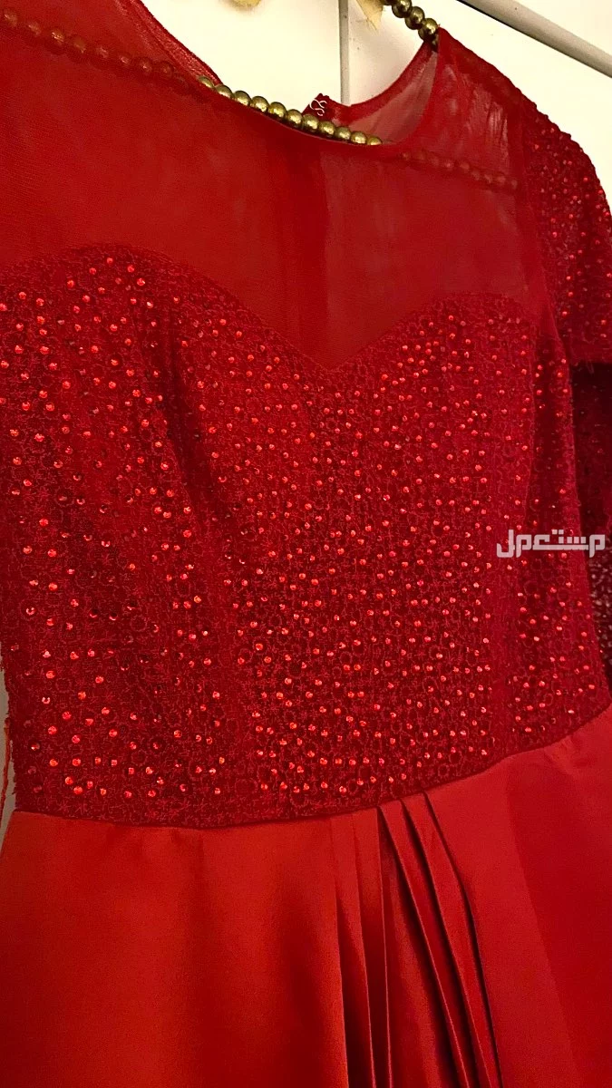 فستان أحمر مرصع بالكريستال… فخم وذرب✨