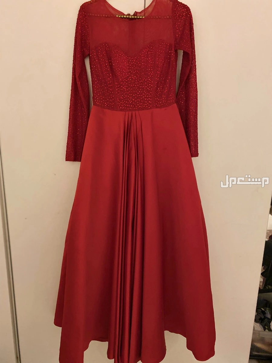فستان أحمر مرصع بالكريستال… فخم وذرب✨