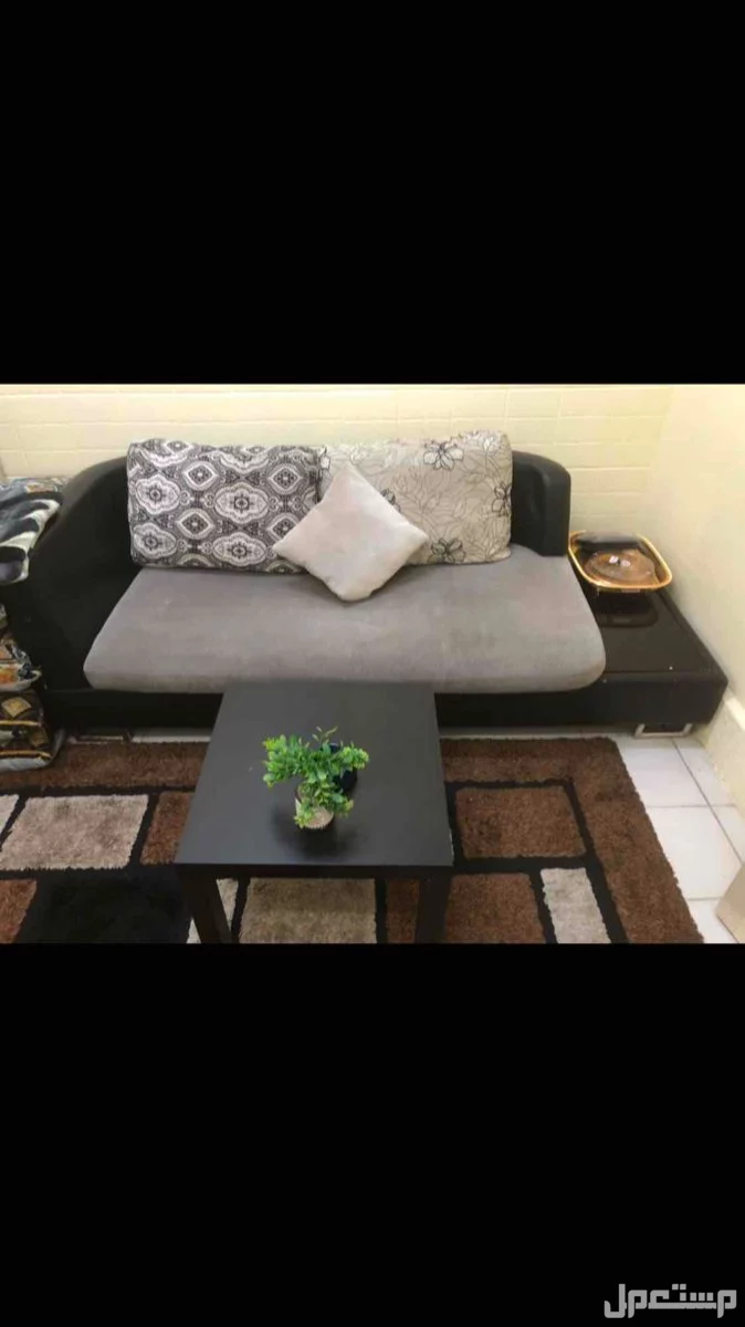 اريكة كنبه من ايكيا مع طاوله وسجاده حاله ممتازه
