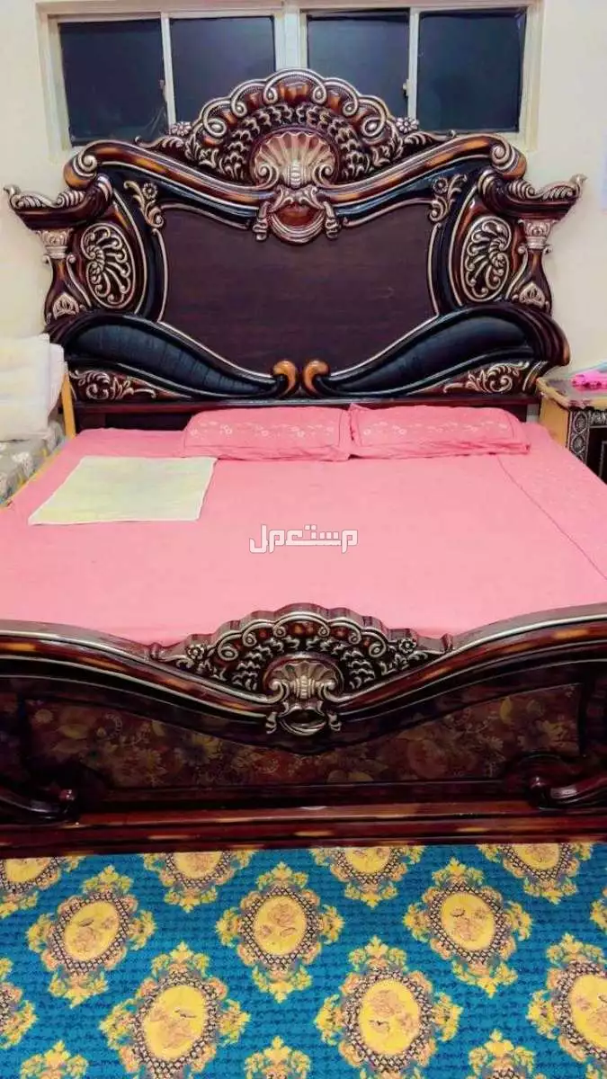 للبيع غرفة نوم بدون دولاب و2 كرسي وثلاث طاولات ب 300 ريال