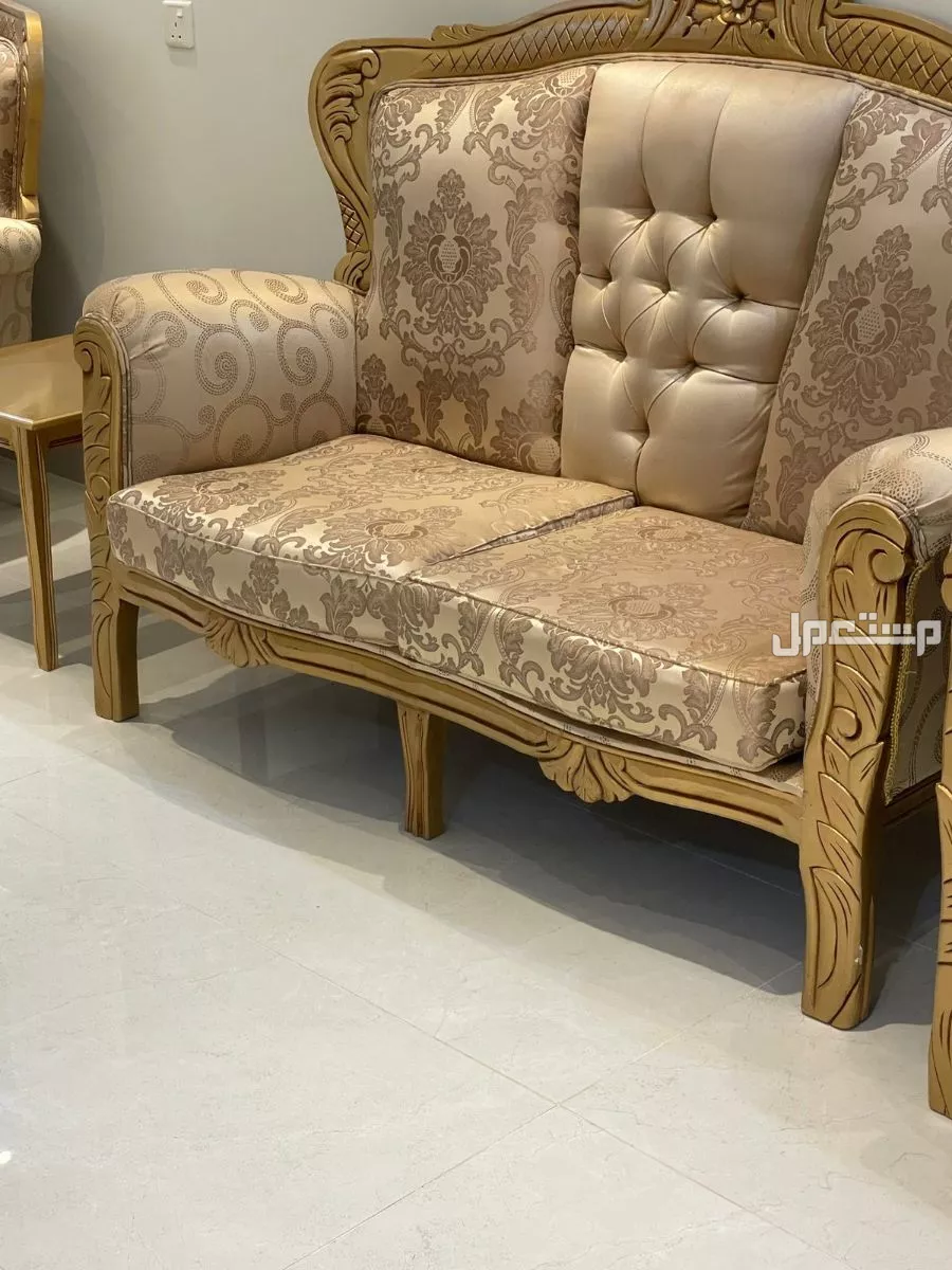 للبيع كنب مكون من طقمين من النوع والون