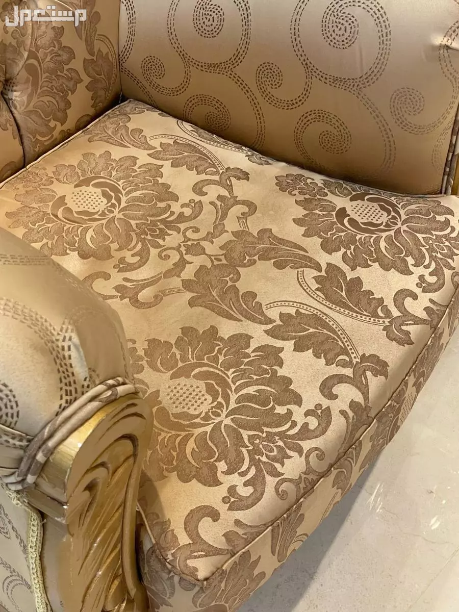 للبيع كنب مكون من طقمين من النوع والون