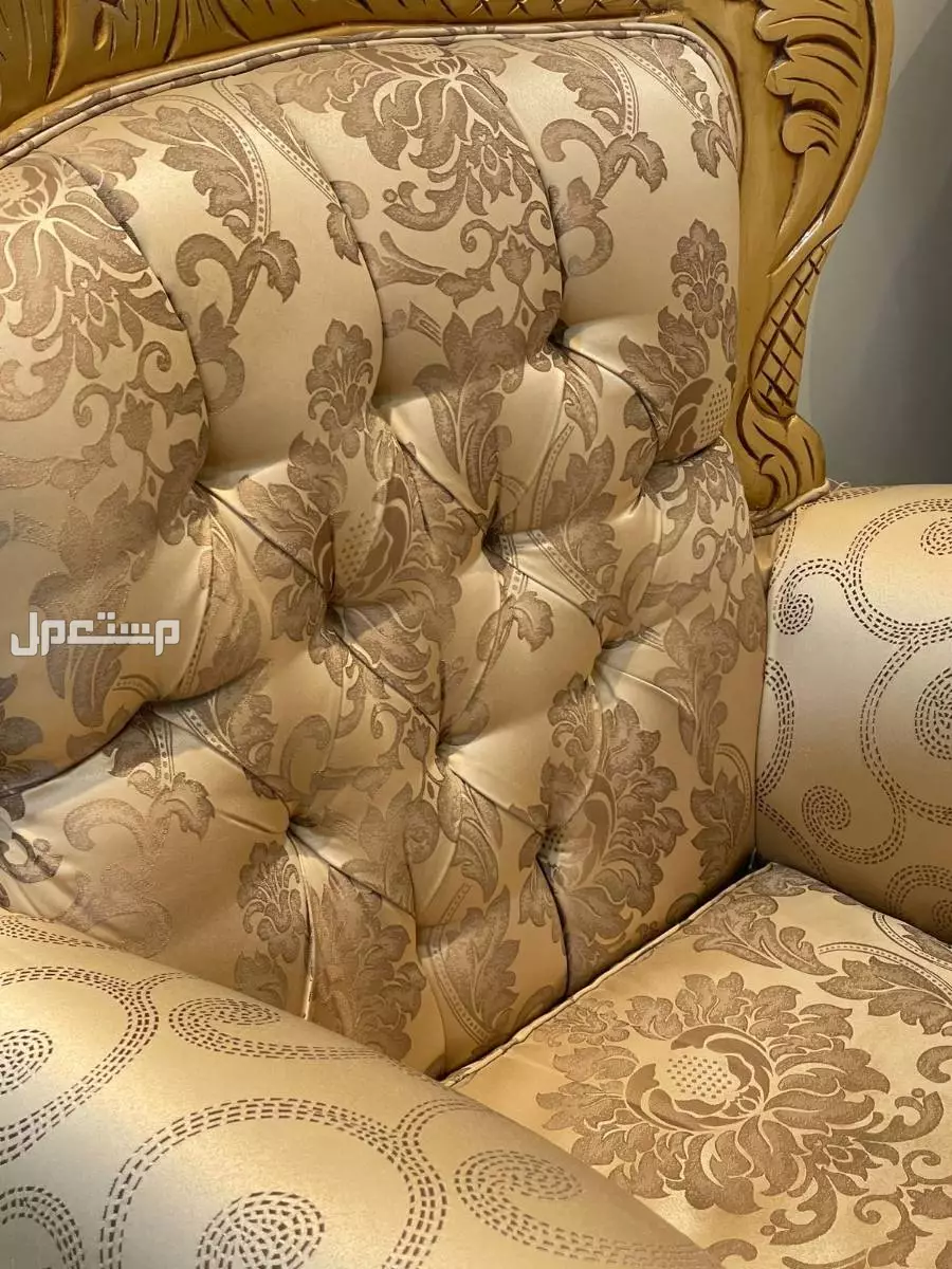 للبيع كنب مكون من طقمين من النوع والون