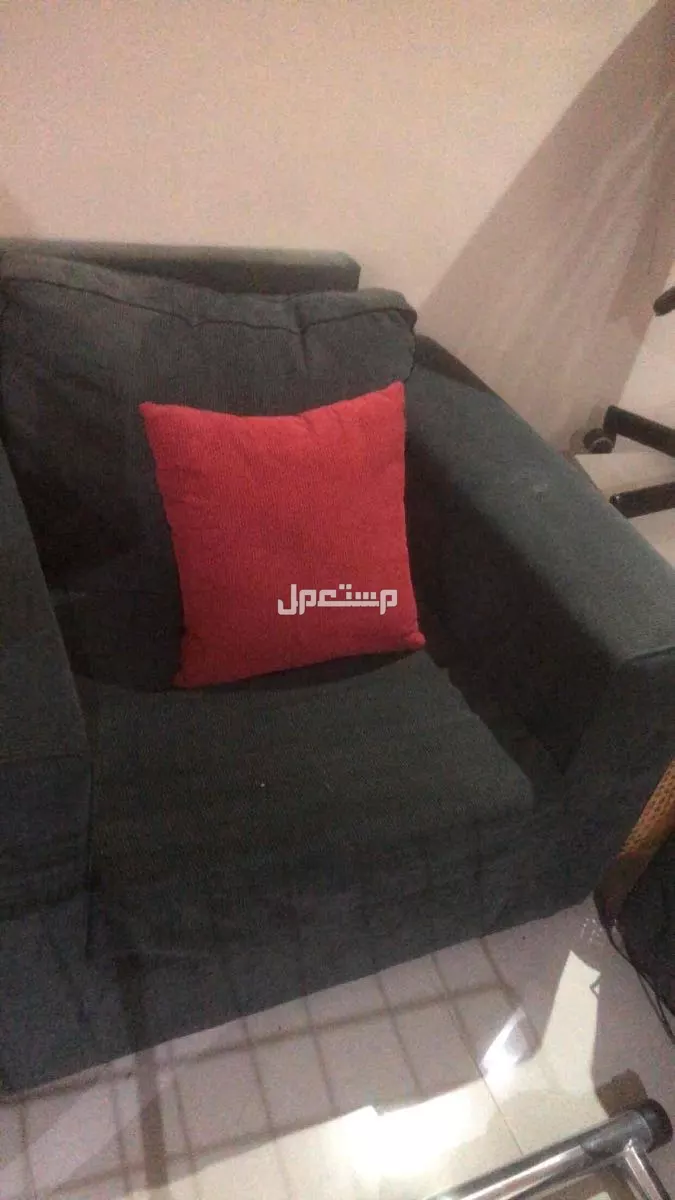 للبيع في جده كنب مجلس مستعمل من ايكيا لون ازرق غامق وكنبه حمراء ومخدات حمراء قماشيه 2014 بسعر 2500 ريال سعودي حي الواحه 3 شارع الدفاع المدني