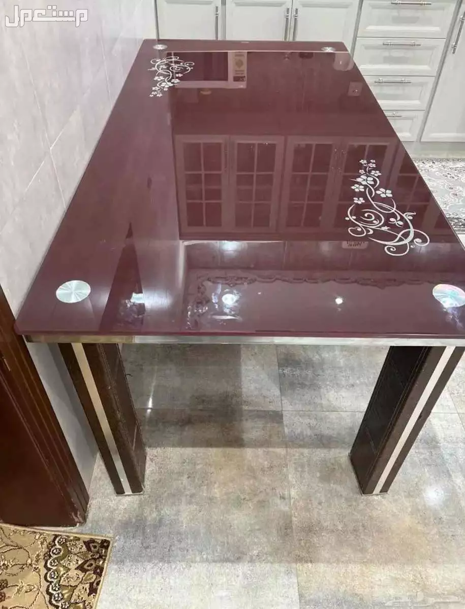 للبيع اطاولة طعام ثمنيه اشخاص  نضيفه اقل من 500 ريال لا انظر له في غير الطاوله كنب