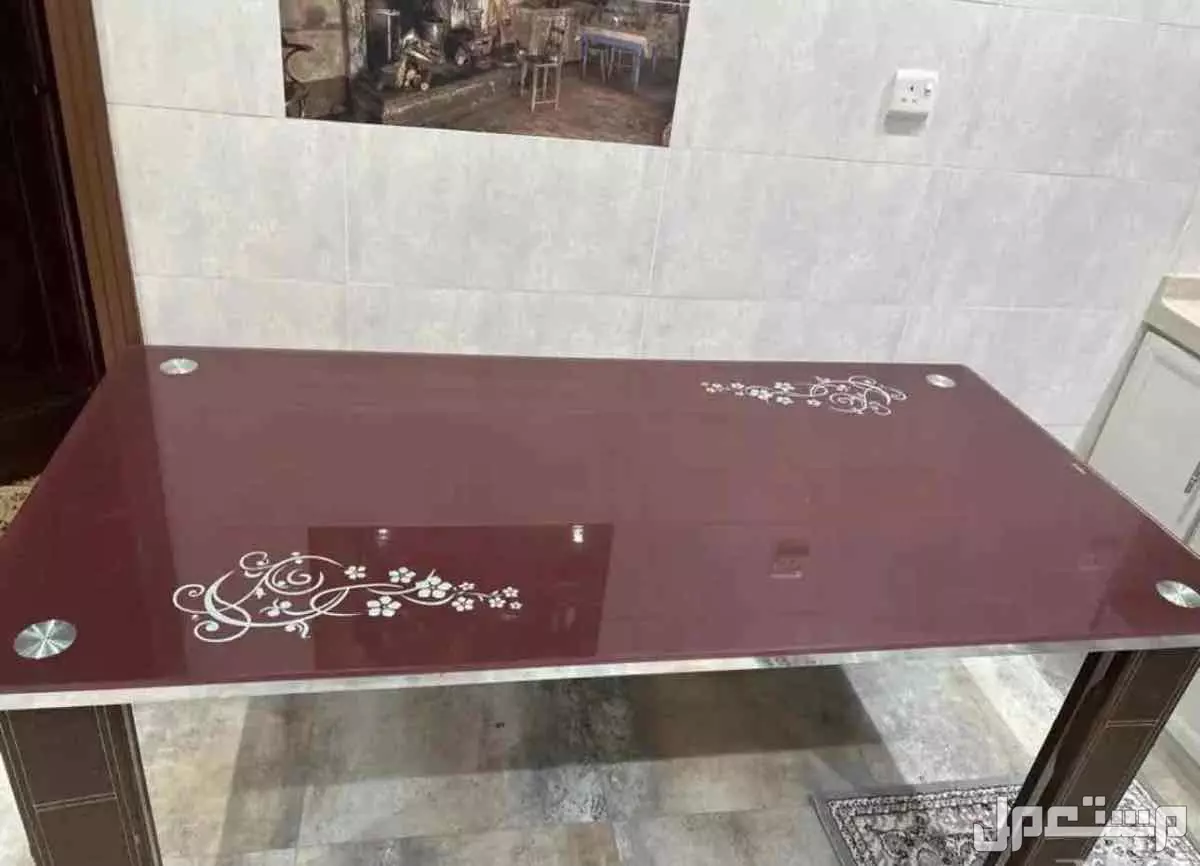 للبيع اطاولة طعام ثمنيه اشخاص  نضيفه اقل من 500 ريال لا انظر له في غير الطاوله كنب