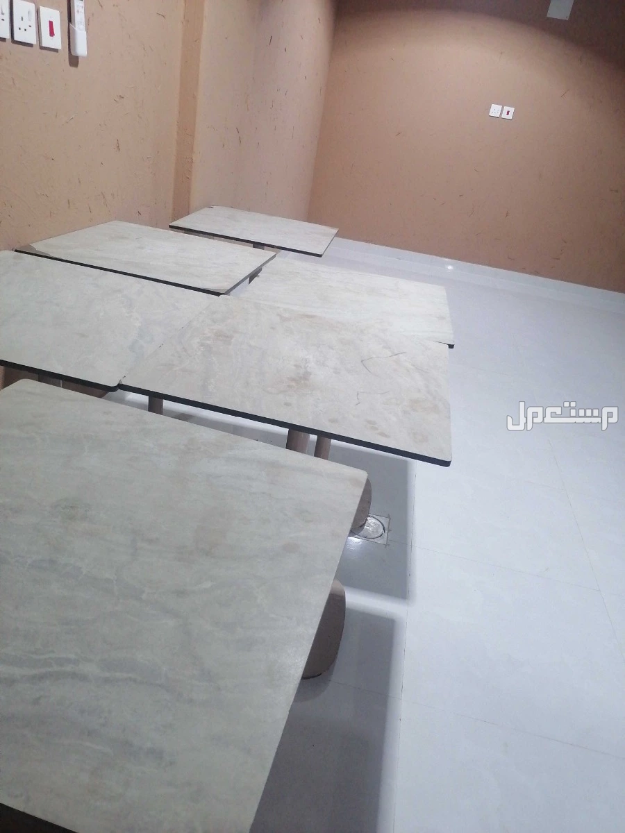 طاولات للبيع 6 طاولات حديد ومن فوق خشبي قوس السعر على السوم