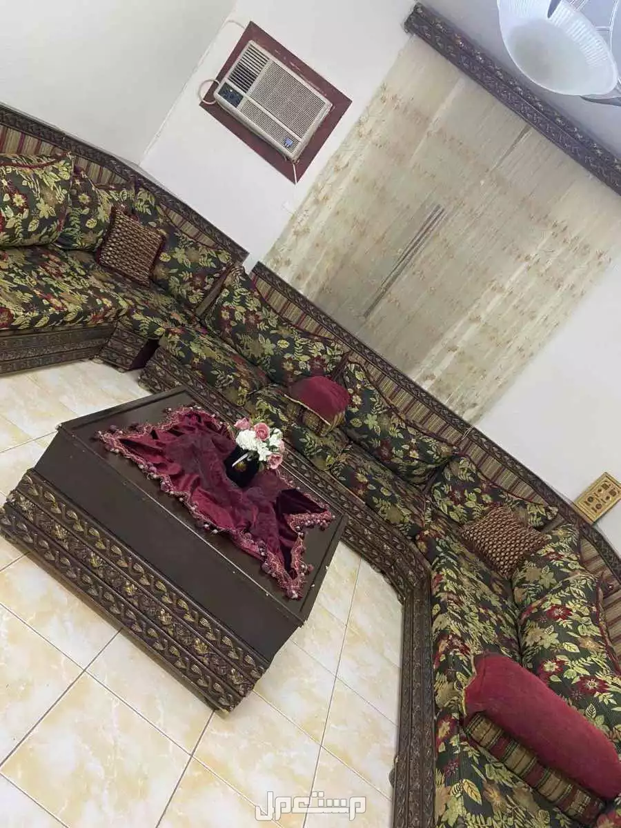 الرياض حي النزهة مجلس مع طاولة للبيع