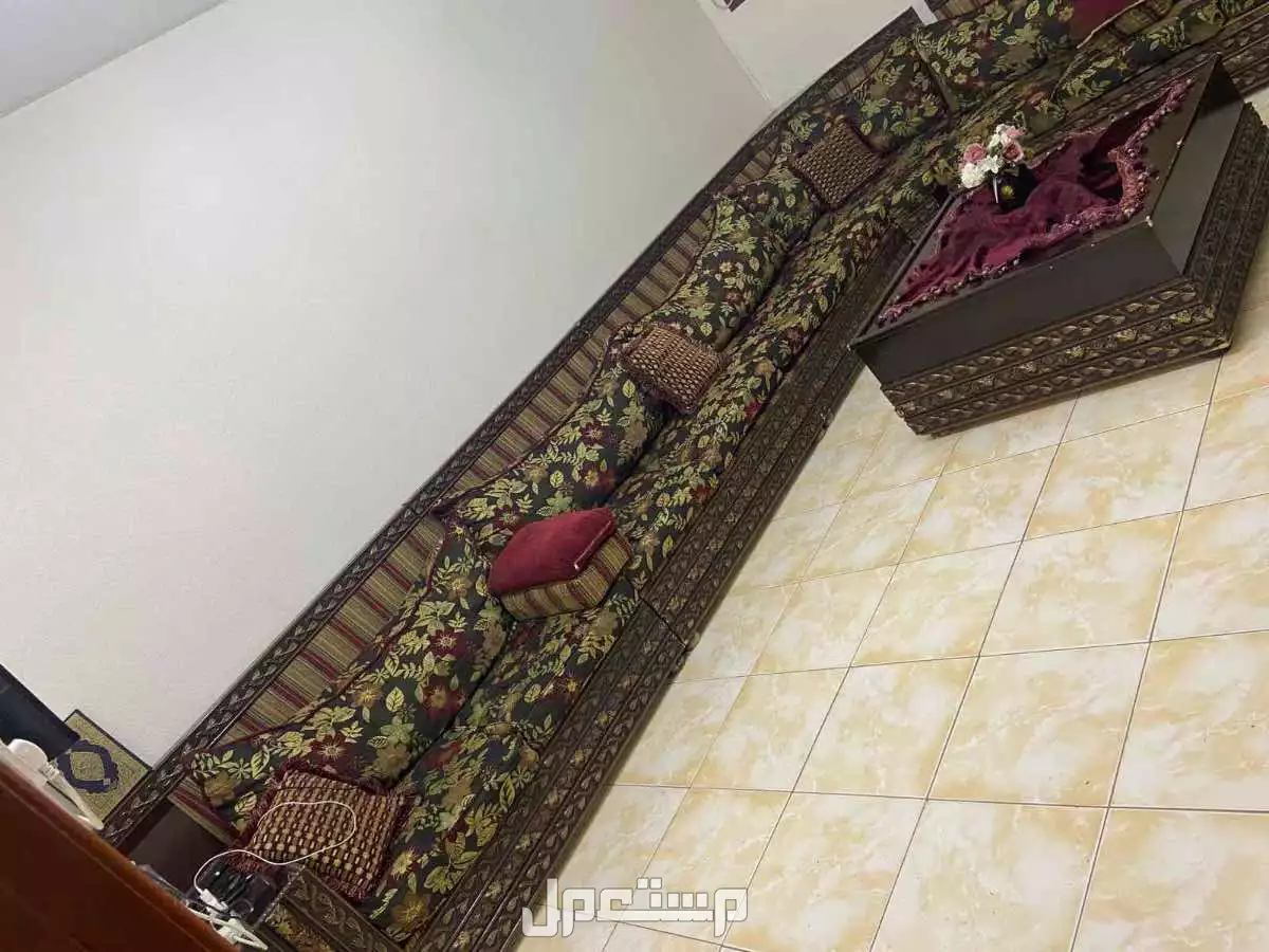 الرياض حي النزهة مجلس مع طاولة للبيع