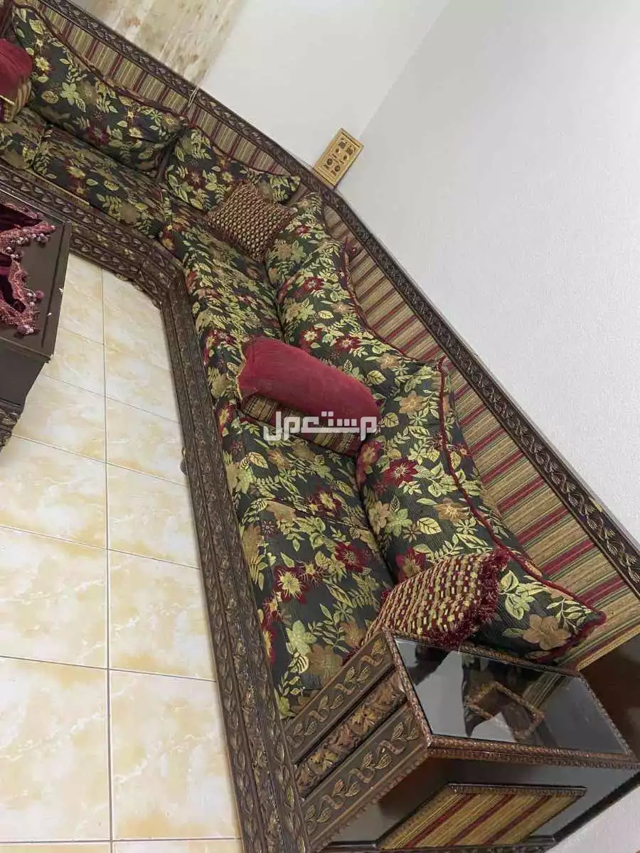 الرياض حي النزهة مجلس مع طاولة للبيع